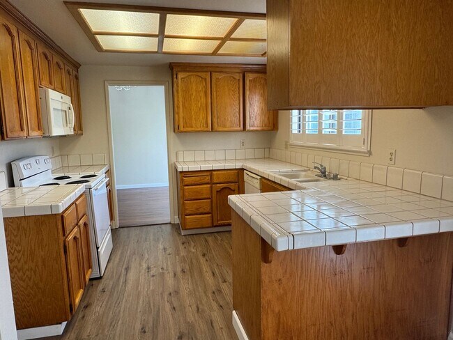 Building Photo - Roseville home with new carpet, paint, & shutters. Landscaper included!