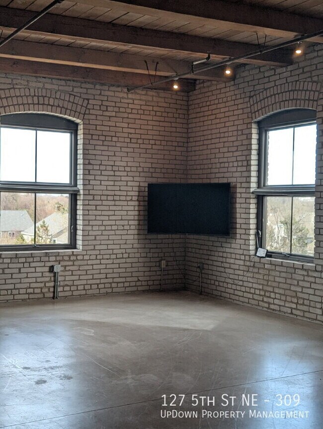 Building Photo - 127 5th St NE