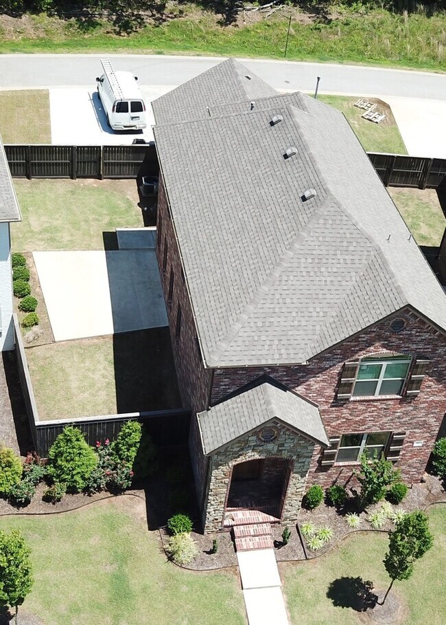 Building Photo - Stunning Fully Furnished Home in the Heart of Fayetteville!