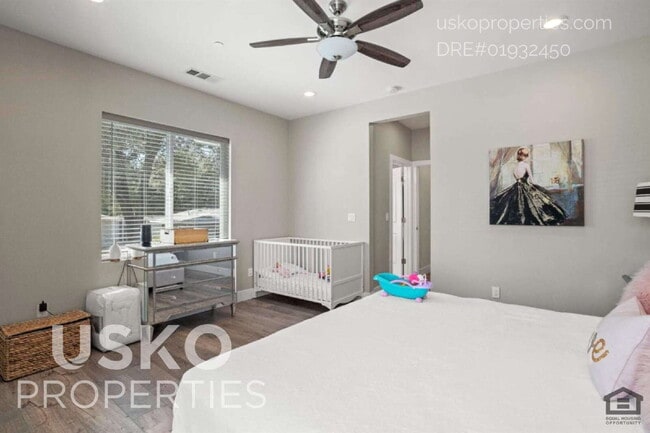 Building Photo - 5965 Hilltop Dr