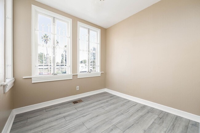 Building Photo - Beautiful 2bed/2bath Victorian style home with extra room for an office and bonus attic room!