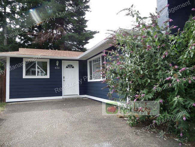 Primary Photo - Super-Cute 3-Bedroom House in Fantastic Re...