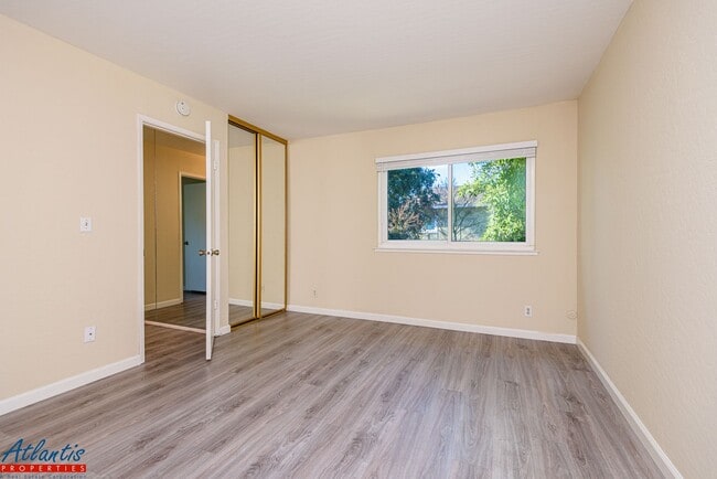 Building Photo - Gorgeous Townhouse | Private Outdoor Space | Central A/C