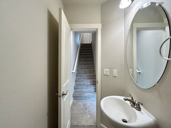 Building Photo - Stunning 2 Bed, 2.5 Bath Craftsman Townhome with Community Amenities!