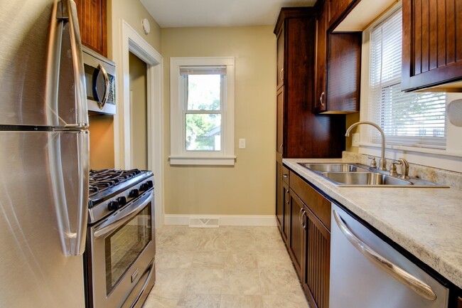 Building Photo - Beautifully Remodeled 2 Bedroom Home