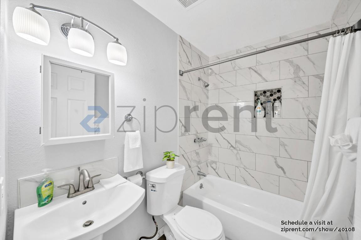 Building Photo - 16025 L St