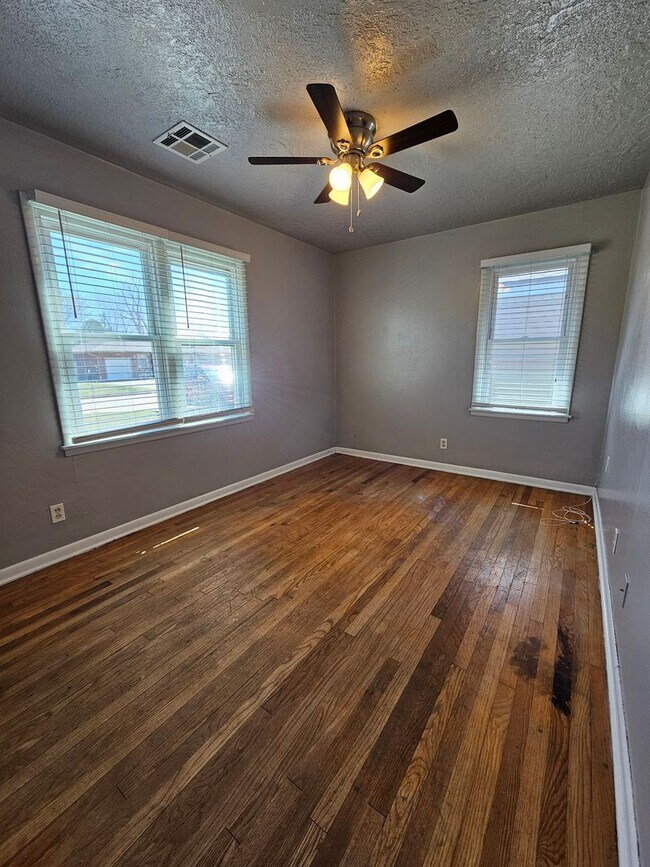 Building Photo - (3) Bed/(1) Bath in Core Norman Avail NOW! Pet Negotiable!