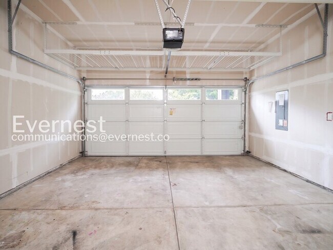 Building Photo - 4 Bed/2.5 Bath Home with Garage / Available Now!