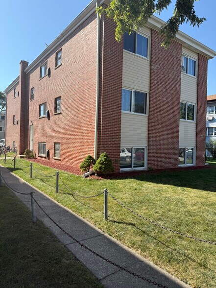 Building Photo - 8281 W Elizabeth Ave