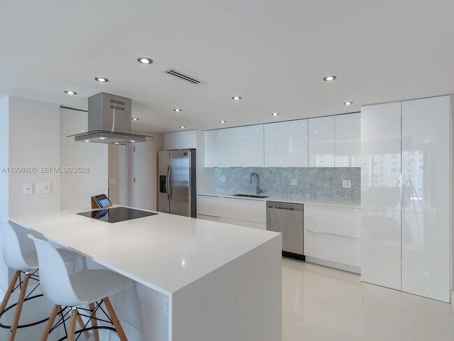 Building Photo - 1800 NE 114th St