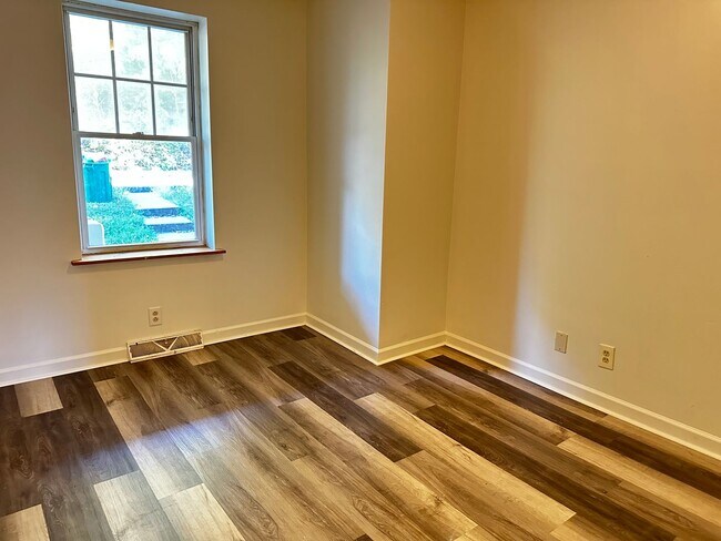 Building Photo - Spacious & Updated 2-Bedroom Apartment
