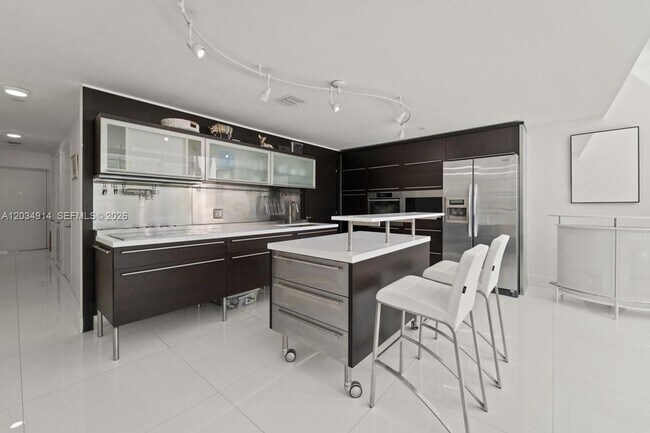 Building Photo - 6000 Collins Ave
