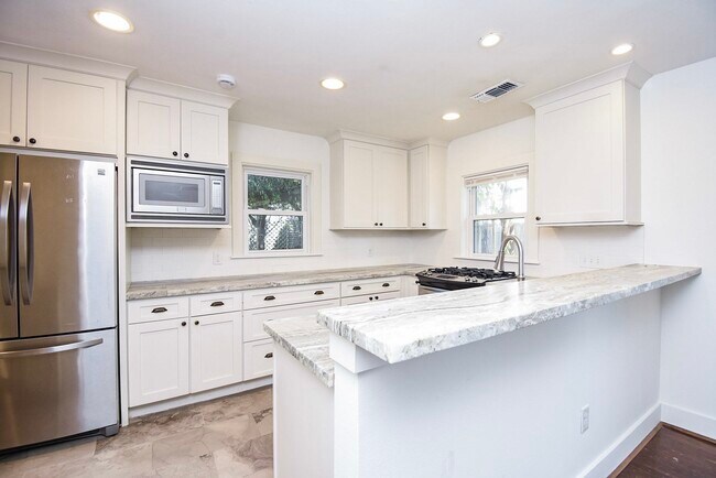 Primary Photo - 413 W 10th St