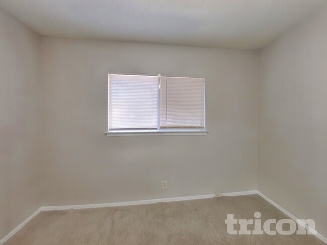 Building Photo - 15022 Old Creek St