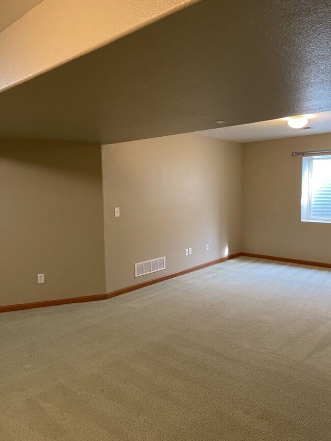 Building Photo - 4 Bed 2.5 Bath Home in Windsor