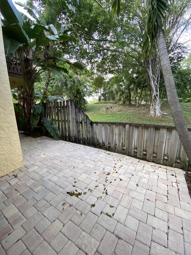 Building Photo - 5859 Fox Hollow Dr