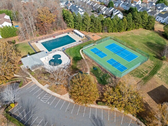 Building Photo - This immaculate 3-bed, 2.5 bath townhome in the Olde Stone Crossing community with the primary be...