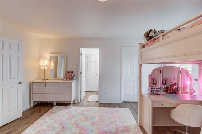 Building Photo - 2870 Roanoke Rd