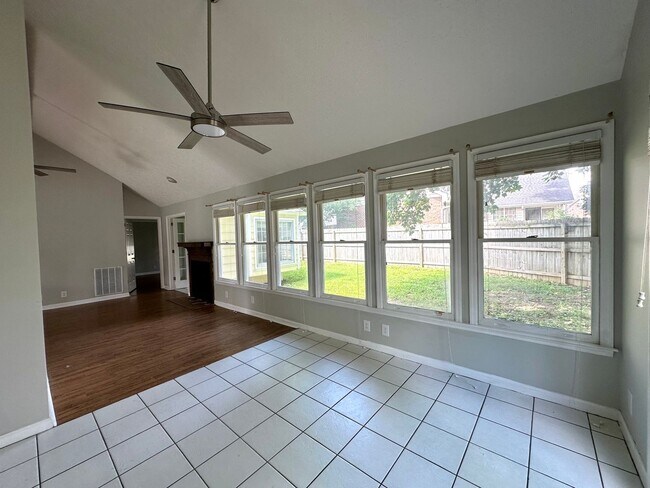 Building Photo - Renovated 3 Bedroom 2 Bath in Hendersonvil...