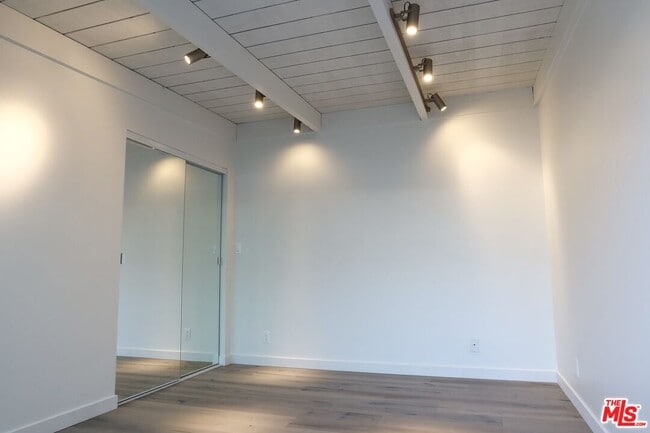 Building Photo - 21 1/2 Wavecrest Ave