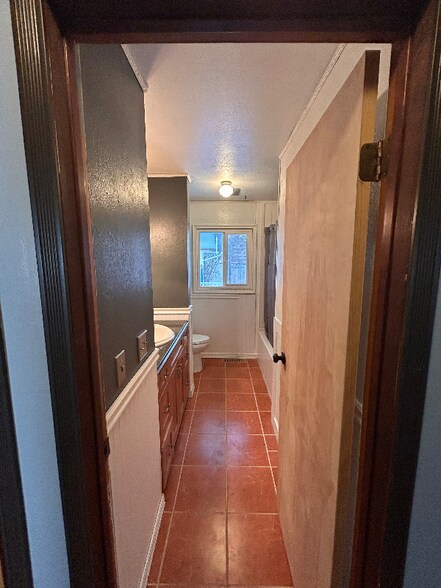 Building Photo - 822 12th St W