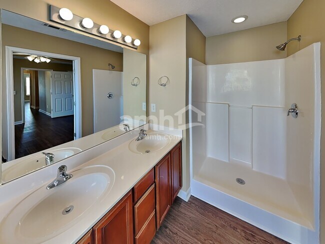 Building Photo - 4005 Strata Dr