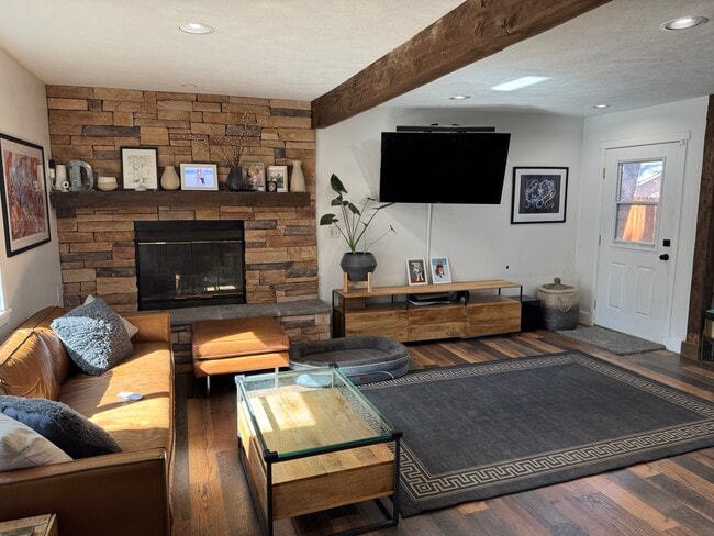 Building Photo - 270 Spruce Ln