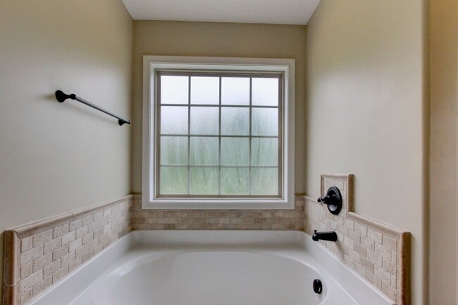 Building Photo - Sweet 3 bed 2 bath clost to post and I-24.