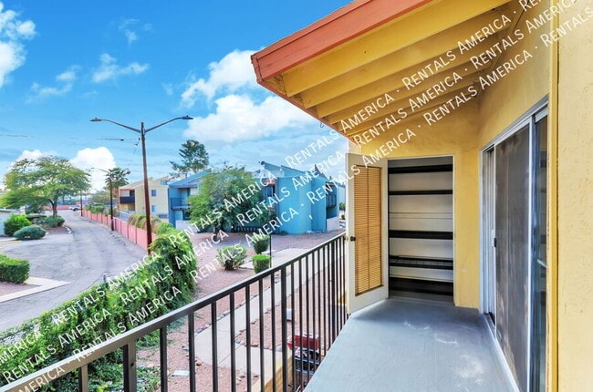 Building Photo - 828 S Langley Ave