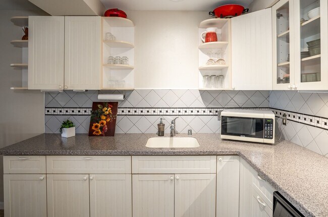 Building Photo - Fully Furnished 2 Bed/1.5 Bath, Maui Gardens Condo with Resort Amenities and Steps to the Beach!