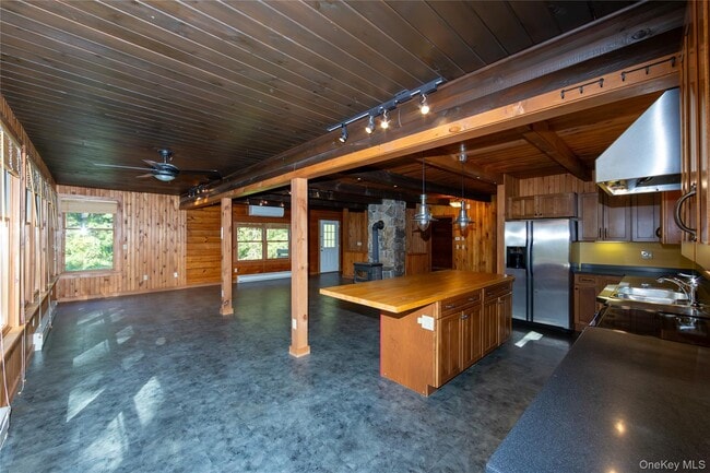 Building Photo - 559 Quaker Hill Rd