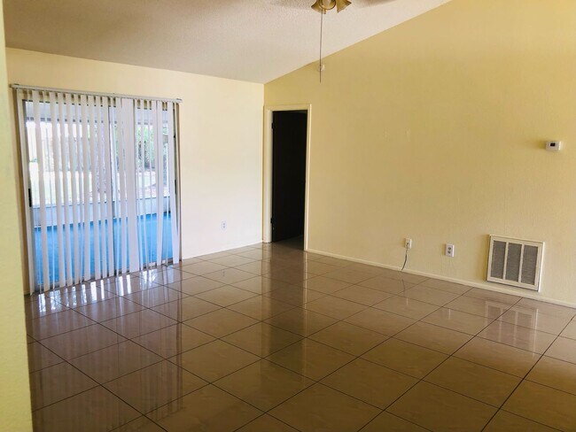 Building Photo - 3/2/2 Deltona