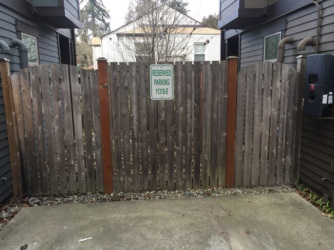 Building Photo - Warm and Welcoming Northgate Townhome