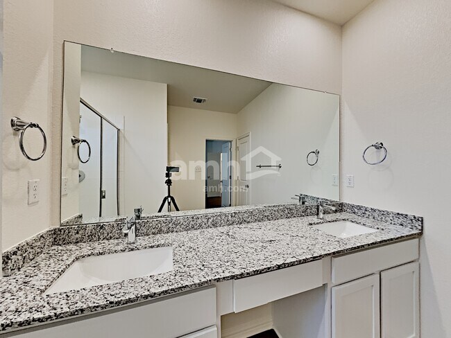 Building Photo - 2737 Lillybrook Ln