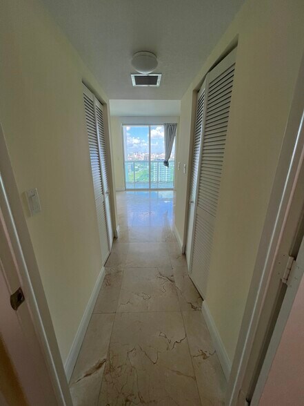Building Photo - 1800 N Bayshore Dr