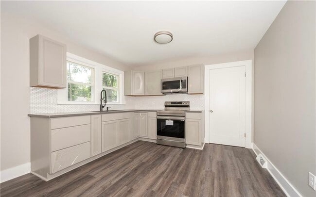 Building Photo - 3140 S Stratford Rd