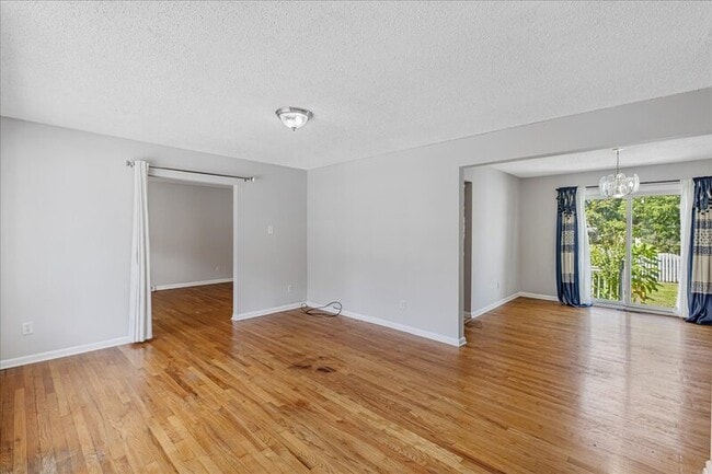 Building Photo - 2127 Oak Ave