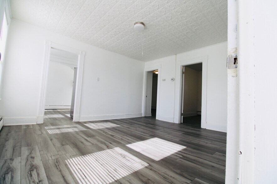Primary Photo - 61 N Leonard St