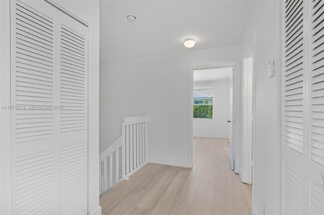 Building Photo - 136 SW 169th Ave