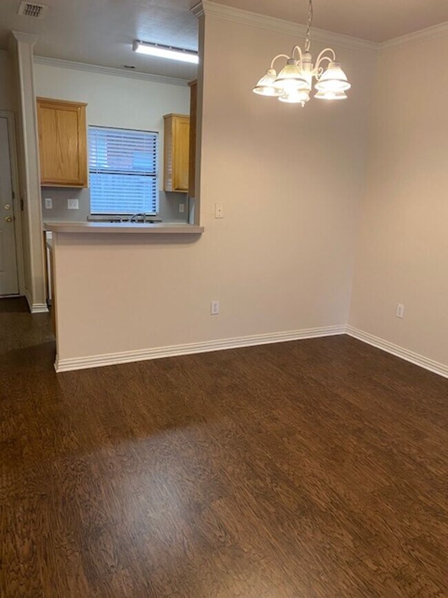 Building Photo - 2 BEDROOM 2.5 BATH TOWNHOME