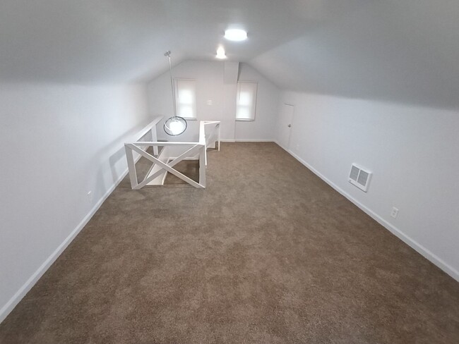 Building Photo - 3 bedroom 1 bathroom on the Westside NOW A...