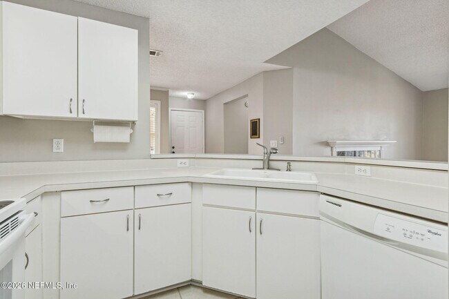 Building Photo - 800 Ironwood Dr
