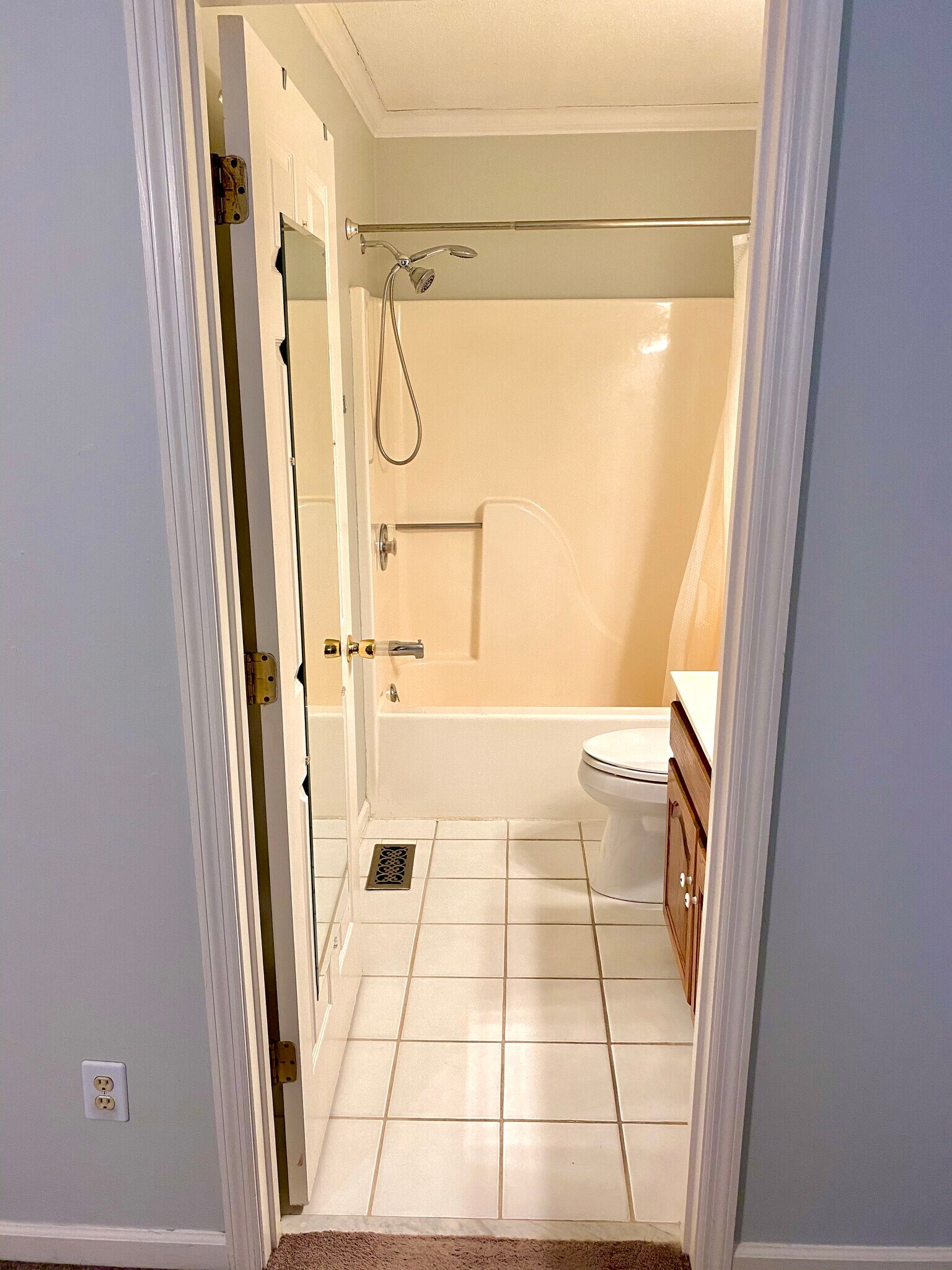 Bedroom 2 full bathroom - 816 Oak St