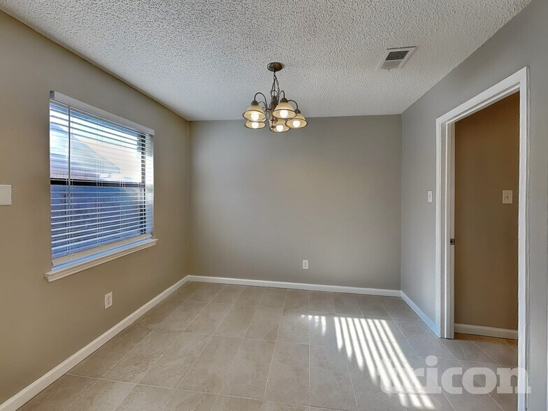 Building Photo - 6211 Minuteman Ln