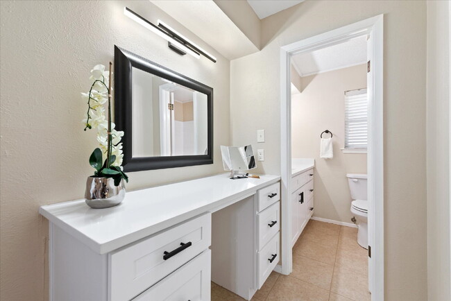 Building Photo - "Spacious 4-Bedroom Hardwood & Granite Fin...