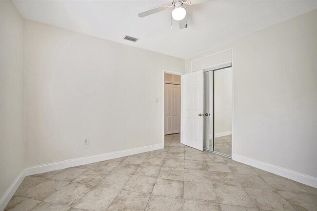 Building Photo - 933 SW 19th St