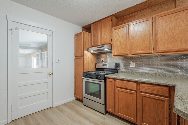 Building Photo - 659 Middleridge Dr