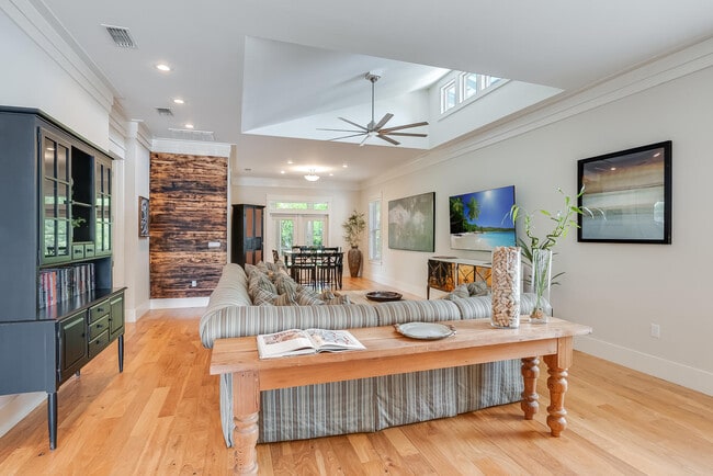 Building Photo - 45 Pine Knoll Ln