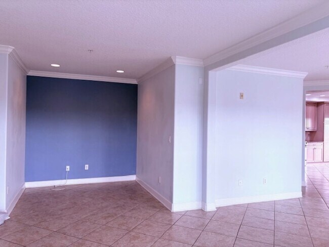 Building Photo - Luxury Top Floor Condo