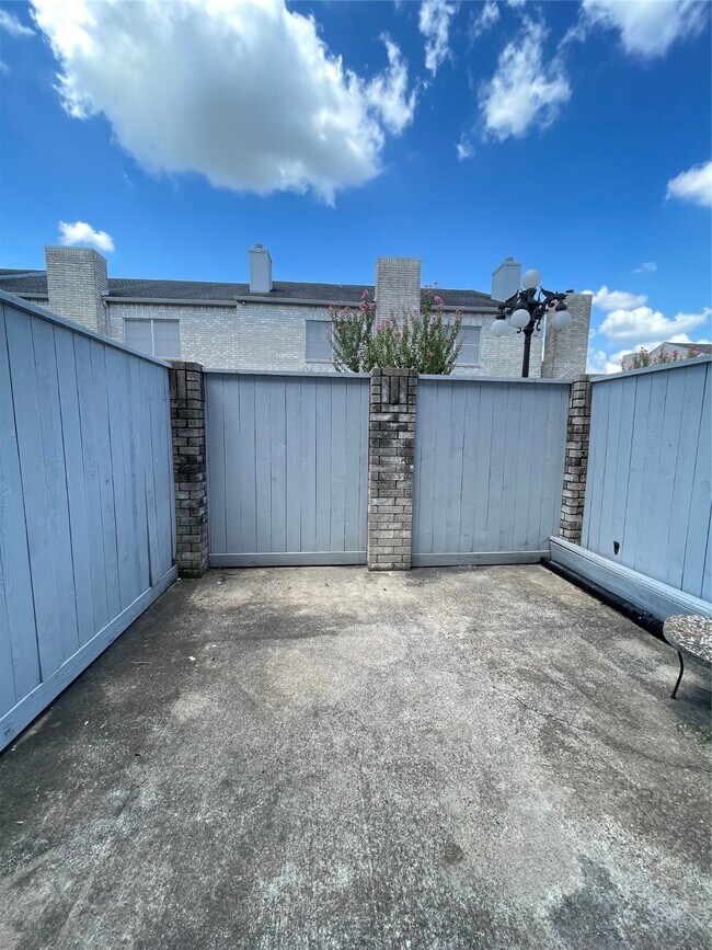 Building Photo - 640 Wilcrest Dr